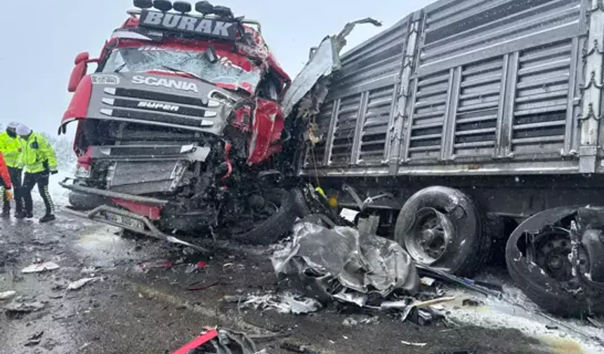 Sivas-Tokat Kara Yolu Çamlıbel Geçidi'nde Feci Kaza: 1 Ölü, 2 Yaralı