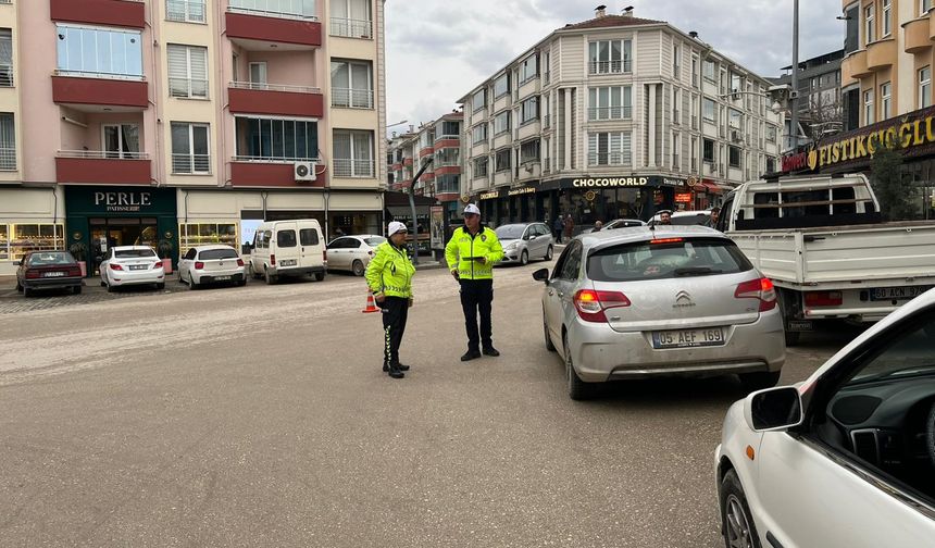 Emniyetten Geçit Yok! Erbaa’da Üç Caddenin Birleştiği Noktada Sıkı Denetim