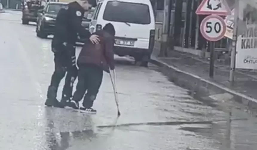 Yunus Polisi Engelli Vatandaşı Trafikten Geçirdi