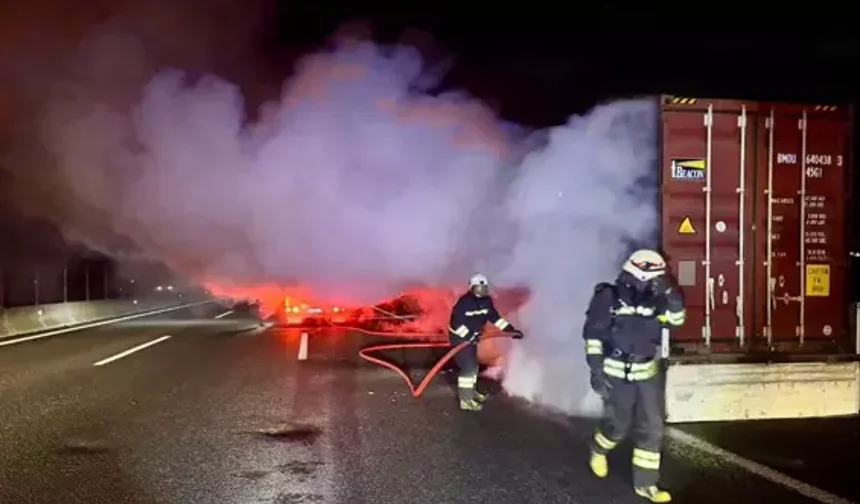 Tekirdağ’da Hurda Kağıt Yüklü TIR’da Yangın