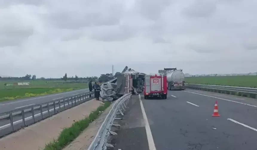 Nusaybin’de Sac Yüklü TIR Refüje Devrildi