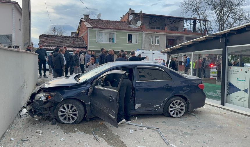 Erbaa’da Savrulan Otomobil Market Verandasına Daldı!