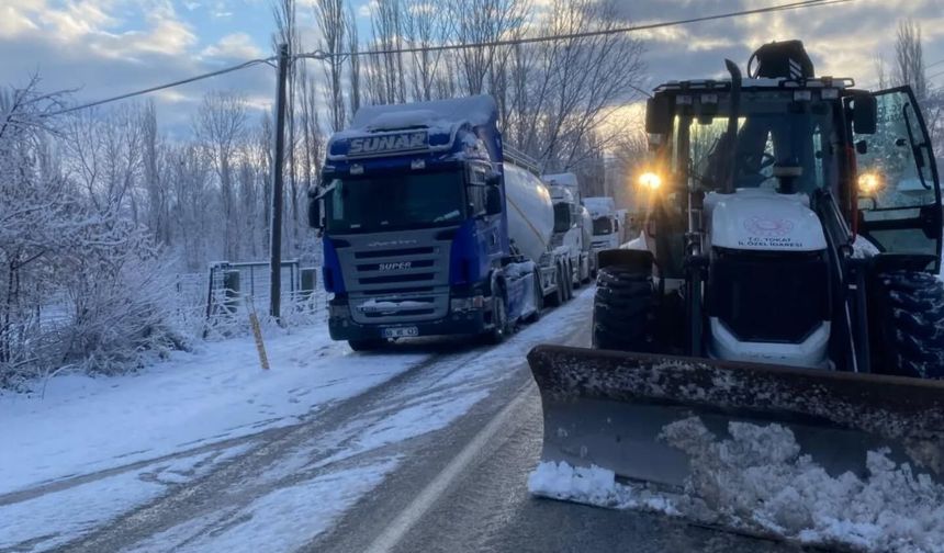 Tokat’ta Zorlu Kış Mesaisi: İl Özel İdaresi Ekipleri Şehrin Dört Bir Yanında Sahada!