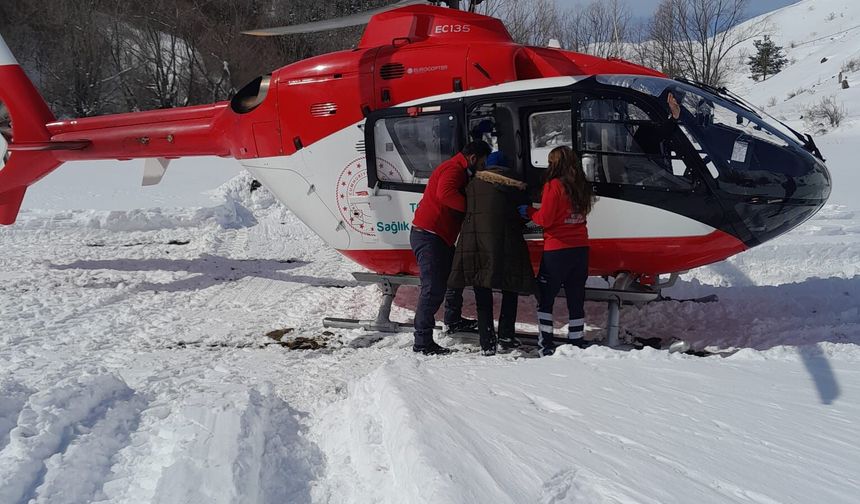 Tokat'ta Kar Nedeniyle Yolu Kapanan Köye Helikopter Ambulans Gönderildi