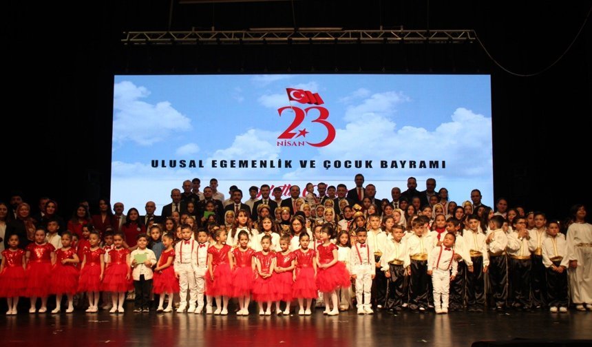 Erbaa’da 23 Nisan Coşkusu: Minikler Bayramı Doyasıya Kutladı