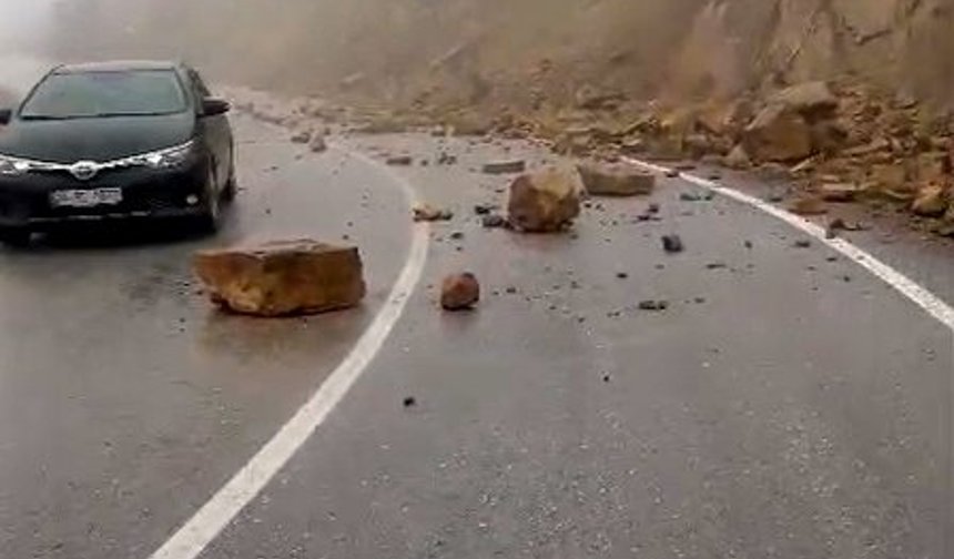 Tokat’ta yağış sonrası kaya parçaları yola yuvarlandı
