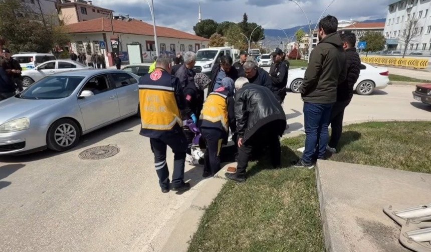 Erbaa’da Motosiklet Kazası: Kontrolden Çıkan Kurye Yola Savruldu!