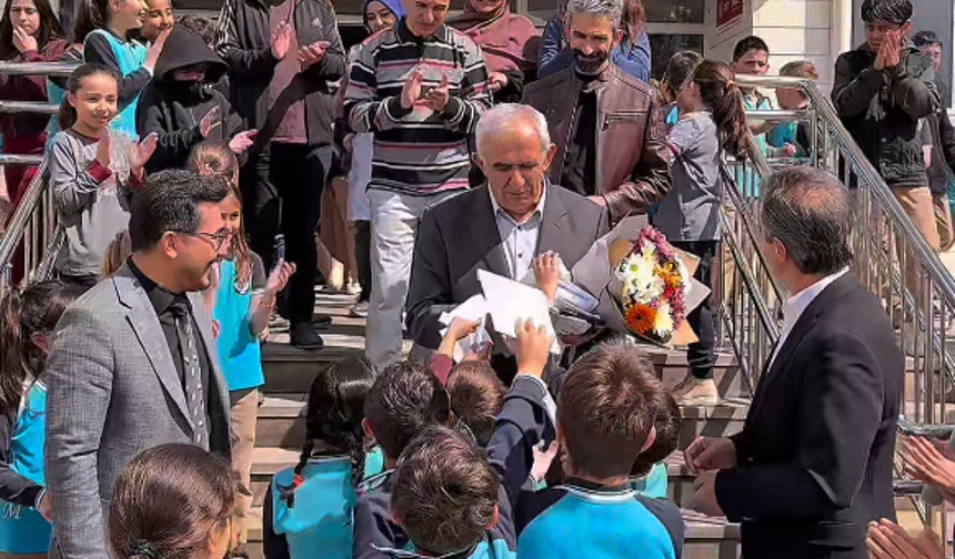 Erbaa’da Bir Devir Kapandı: Mahir Öğretmen Alkışlarla Veda Etti