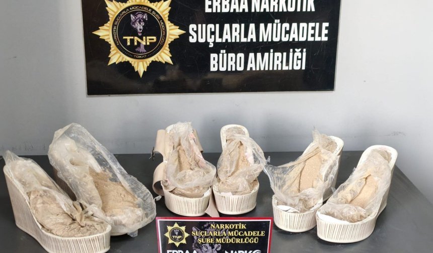 Erbaa`da Kadın Ayakkabısına Gizlenmiş 1,6 Kilo Eroin Ele Geçirildi