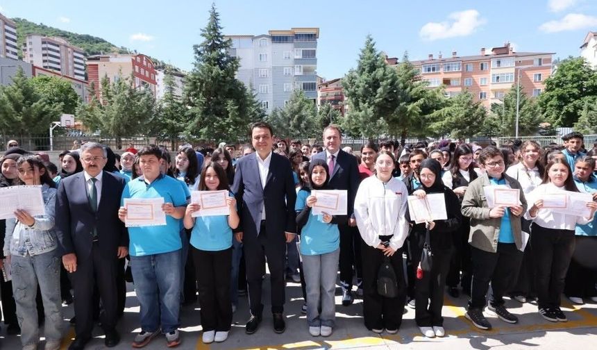 Vali Abdullah Köklü, Behzat-ı Veli Ortaokulu’nda Karne Heyecanına Ortak Oldu