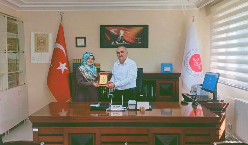 Kur'an Kursu Öğreticisi Canan Himmet’e Bölge İkinciliği Plaketi