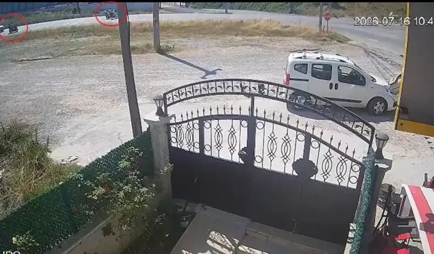 İki Motosikletin Çarpıştığı Kaza Kamerada; Sürücü İle Eşi Öldü, Oğulları Ağır Yaralandı