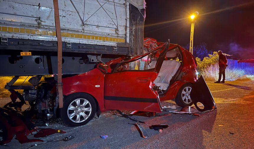 TIR'a Arkadan Çarpan Otomobilin Sürücüsü Hayatını Kaybetti