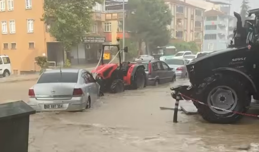 Erbaa’da Ani Bastıran Sağanak Ve Fırtına Hayatı Felç Etti
