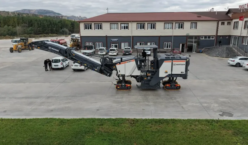 Tokat Belediyesi Araç Filosunu Güçlendirdi: Yeni Asfalt Kazıma Makinesi Hizmette