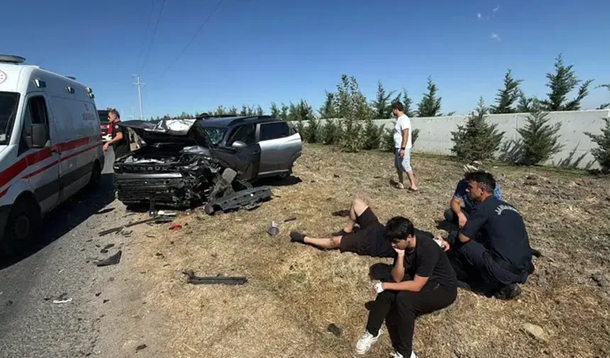 İki Otomobil, Kafa Kafaya Çarpıştı; 5 Yaralı