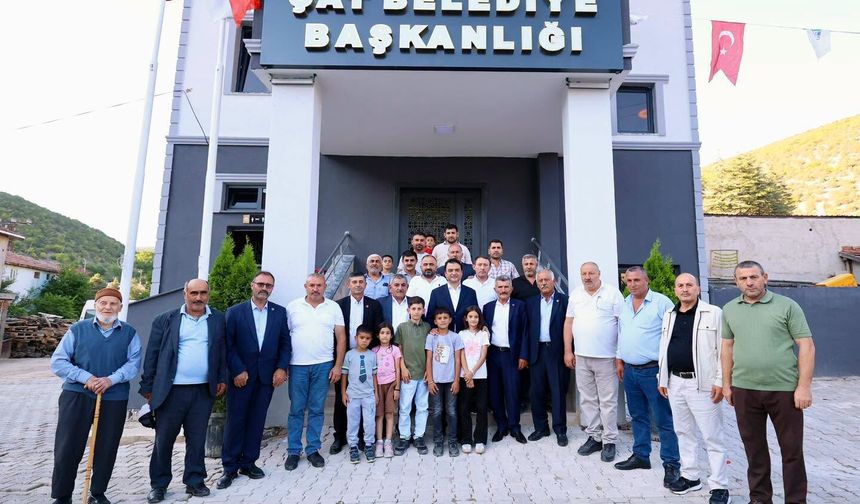 Vali Abdullah Köklü’den Çat Beldesi’ne Ziyaret: Yeni Hizmet Binası ve Yatırımlar Yerinde İncelendi