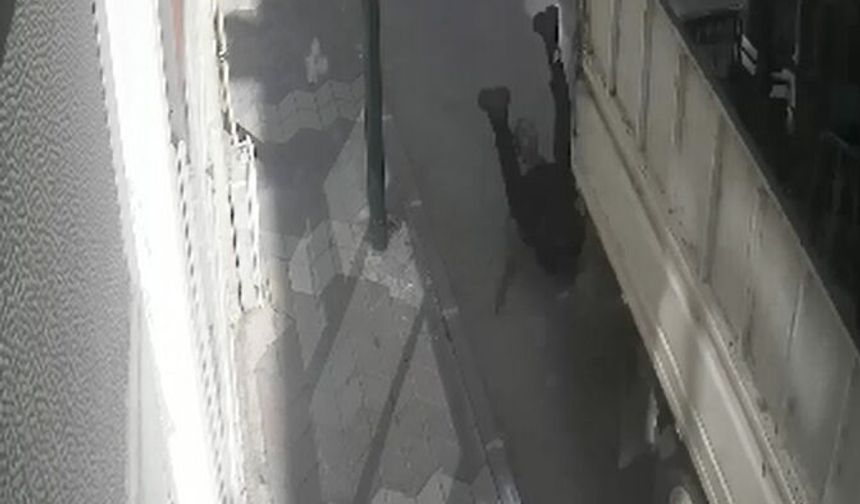 Hareket Halindeki Kamyonetin Kasasından Düştü; Kaza Kamerada