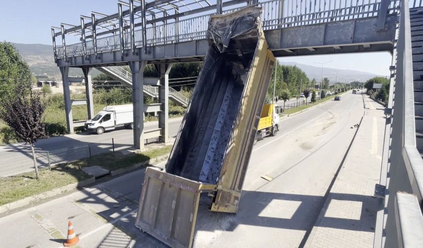 Tokat’ta Seyir Halindeki Kamyonun Damperi Üst Geçide Çarptı: Sürücü Yaralandı