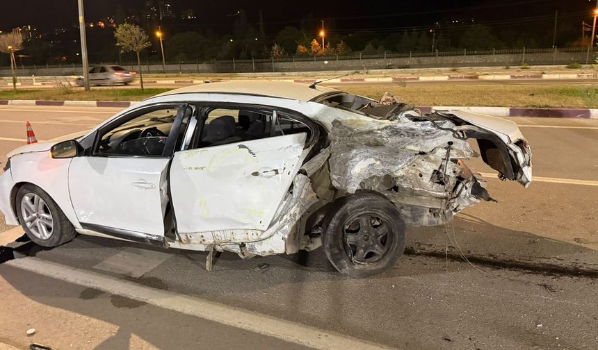 Niksar Bulvarı’nda Tehlikeli Manevra: Karşı Şeride Geçen Araç Başka Otomobille Çarpıştı