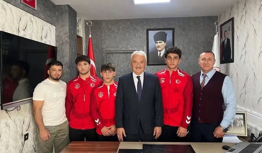 Balkan Şampiyonu Güreşçilerden İl Müdürü Haşim Eger’e Ziyaret