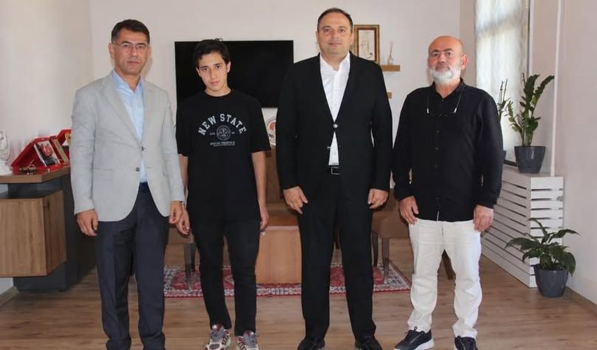 Kore’de Ülkemizi Temsil Edecek Millî Okçu Lütfi Eymen Ay’dan Kaymakam Dr. Demir’e Ziyaret