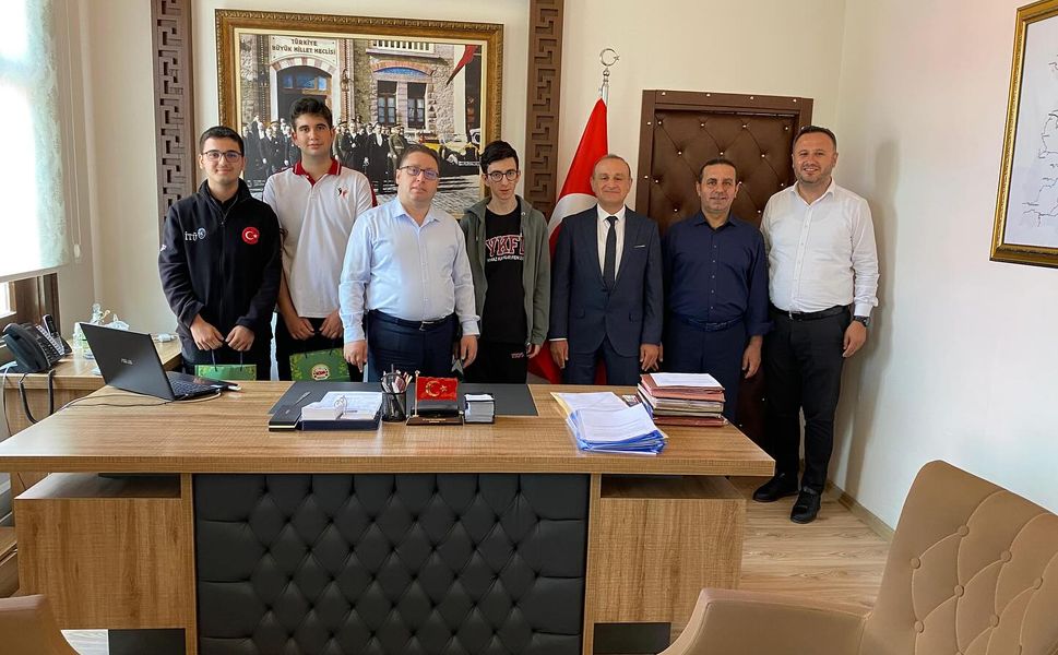 Dünya Çapında Başarı: Erbaalı Öğrenciler Kaymakam Demirayak’ı Ziyaret Etti