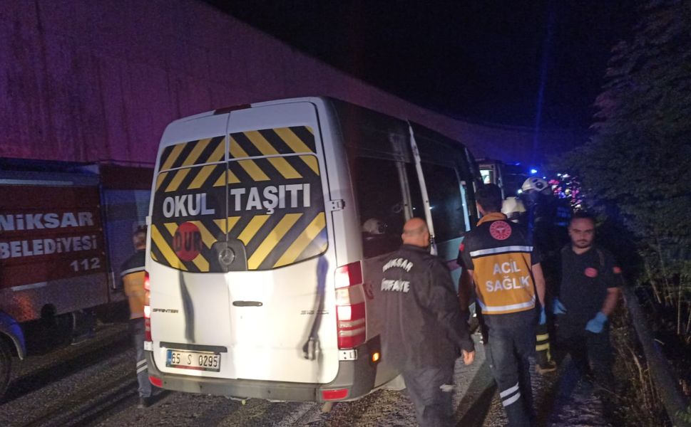 Niksar’da Düğün Yolculuğu Kazayla Sonlandı: 13 Yaralı