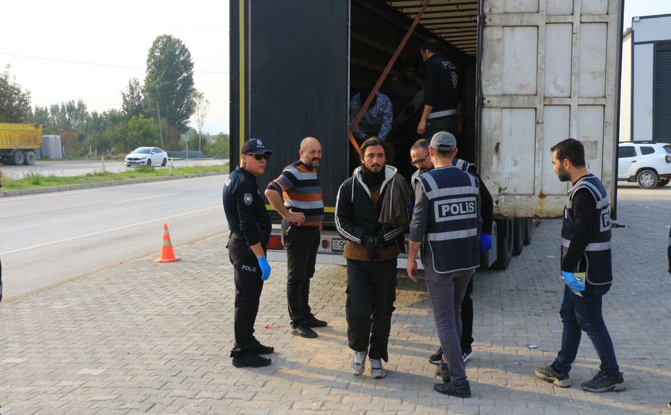 Erbaa’da Durdurulan TIR’da 11 Kaçak Göçmen Yakalandı