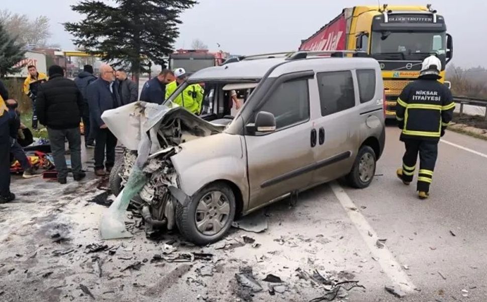 Tokat’ta Tırla Çarpışan Hafif Ticari Araç Alevlere Teslim Oldu, 5 Yaralı