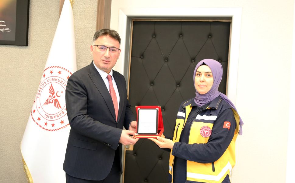 Tokat’ta Bebeğin Hayatını Kurtaran 112 Görevlisi Rabia Aktaş’a Plaket