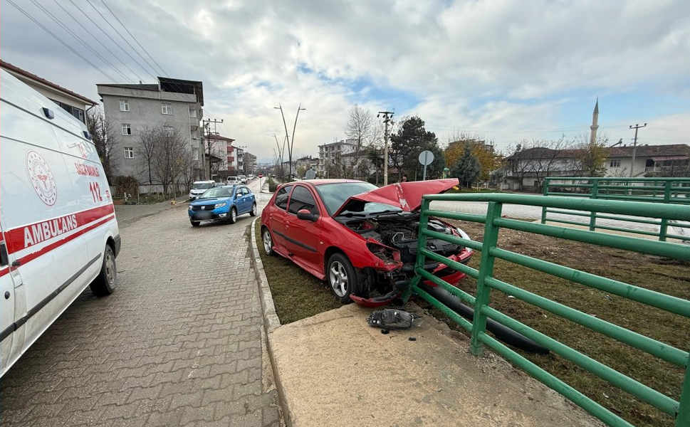 Erbaa’da Kavşakta Çarpışan İki Araçtan Biri Bariyerlere Girdi