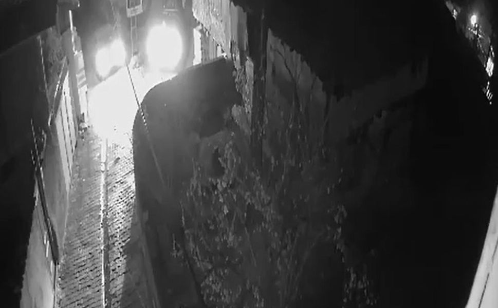 Tokat’ta Kamyonetin Park Halindeki Otomobile Çarptığı Kaza Kamerada