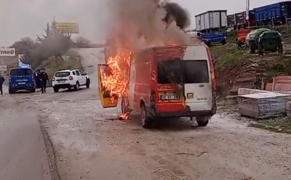Erbaa’da Kargo Minibüsü Alev Alev Yandı
