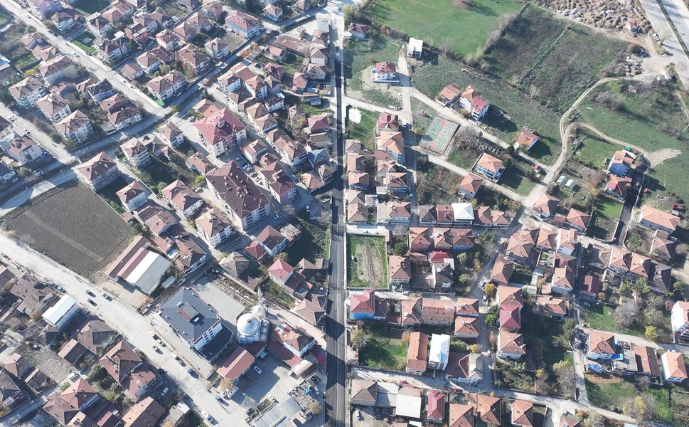 Erbaa’da Vahit Selçuk Caddesi Sıcak Asfaltla Yenileniyor