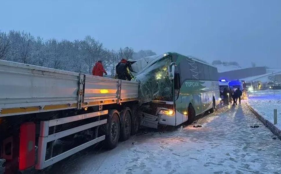 Tokat’ta Karla Kaplı Yolda Otobüs, TIR’a Çarptı: 7 Kişi Yaralı