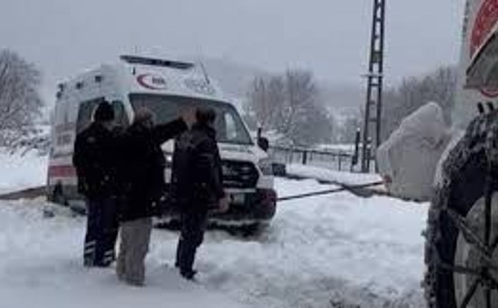 Tokat`ta Yoğun Kar Yağışı Nedeniyle Mahsur Kalan Ambulans Kurtarıldı
