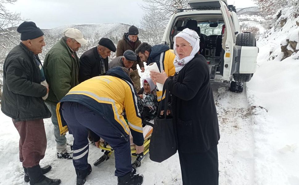 Erbaa`da Kar Engeline Rağmen 90 Yaşındaki Kadın Sağlık Ekiplerine Ulaştırıldı