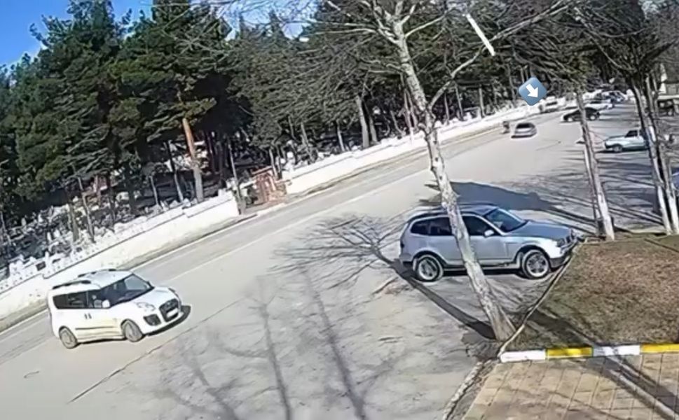 Erbaa’da Kaldırımdan Yola İnen Kişiye Otomobil Çarptı, O Anlar Kamerada