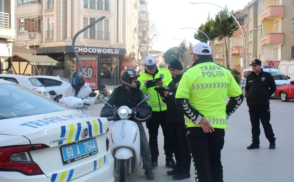 Erbaa’da Trafik ve Asayiş Denetimi: Şehir Merkezi İşlek Caddesinde Geniş Uygulama