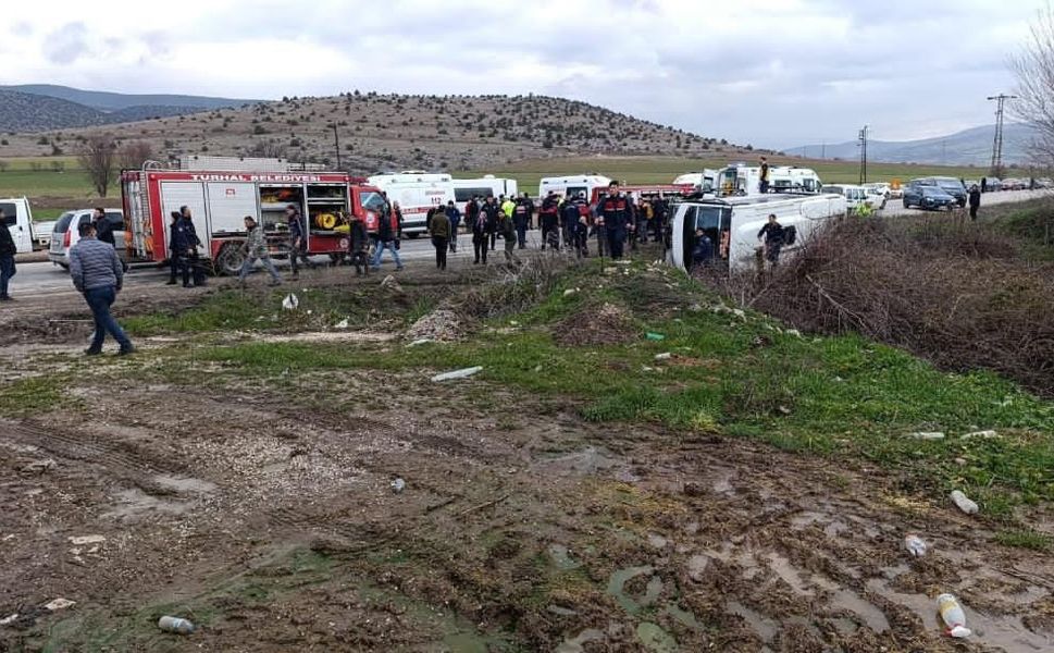 Tokat’ta Öğrencileri Taşıyan Minibüsle Otomobil Çarpıştı: 6 Öğrenci Yaralı