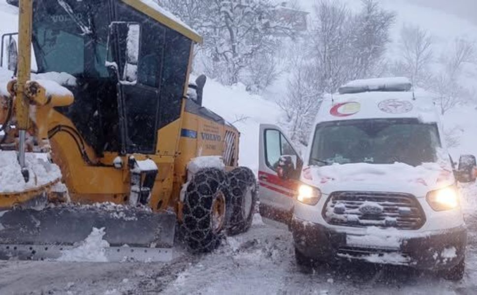 Erbaa’da Zamanla Yarış: Kar Engelini Aşan Hasta Kurtarma Operasyonu