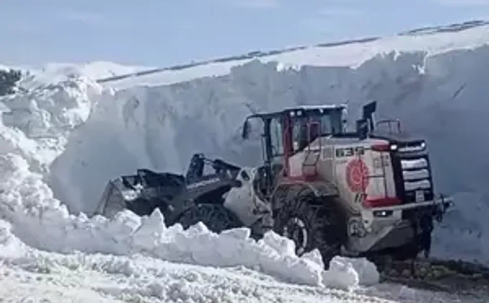 Hakkari’de Değil Tokat’ta Çekildi: Kar Kütleleri Kepçelerin Boyunu Aştı!