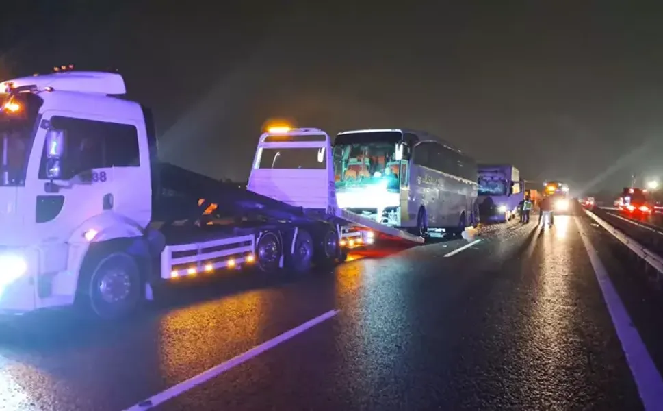 Sakarya’da Zincirleme Kaza: Aralarında Niksarlı Firmanın da Bulunduğu 17 Araç Birbirine Girdi!