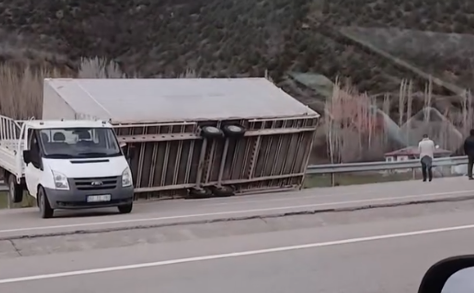 Tokat’ta Fırtına Hayatı Felç Etti: Yüklü Araç Yolda Devrildi