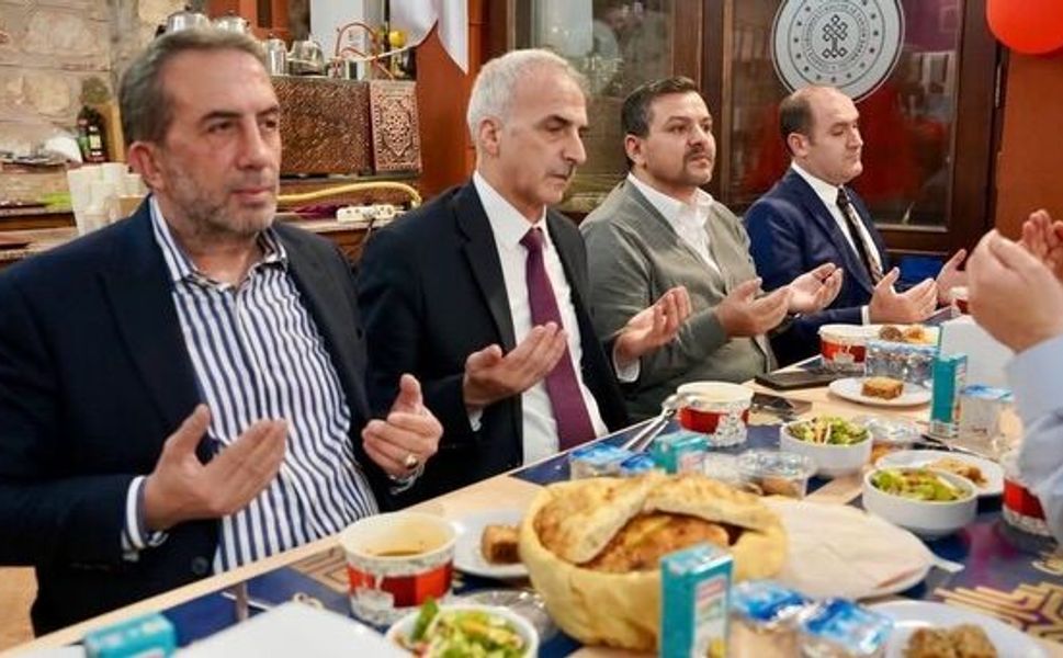 Gülbahar Hatun İmarethanesi’nde Merhum Nuri Koç Hayrına İftar Programı Düzenlendi