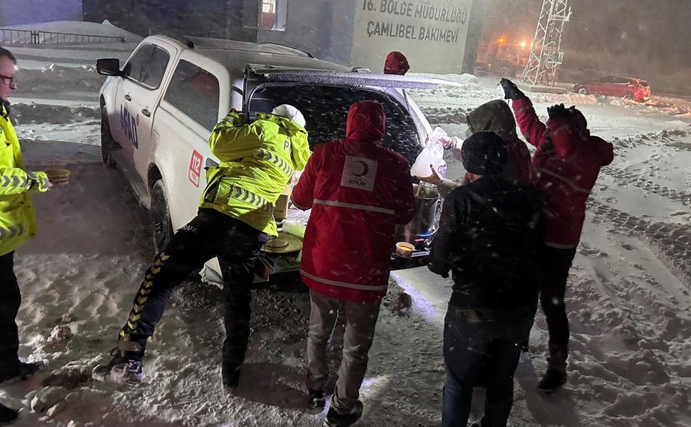 Tokat’ta Kar Nedeniyle Yolda Kalanlara Kızılay ve AFAD Kumanya Dağıttı