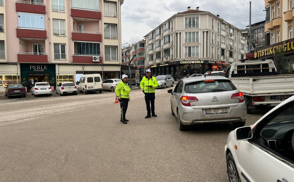 Emniyetten Geçit Yok! Erbaa’da Üç Caddenin Birleştiği Noktada Sıkı Denetim