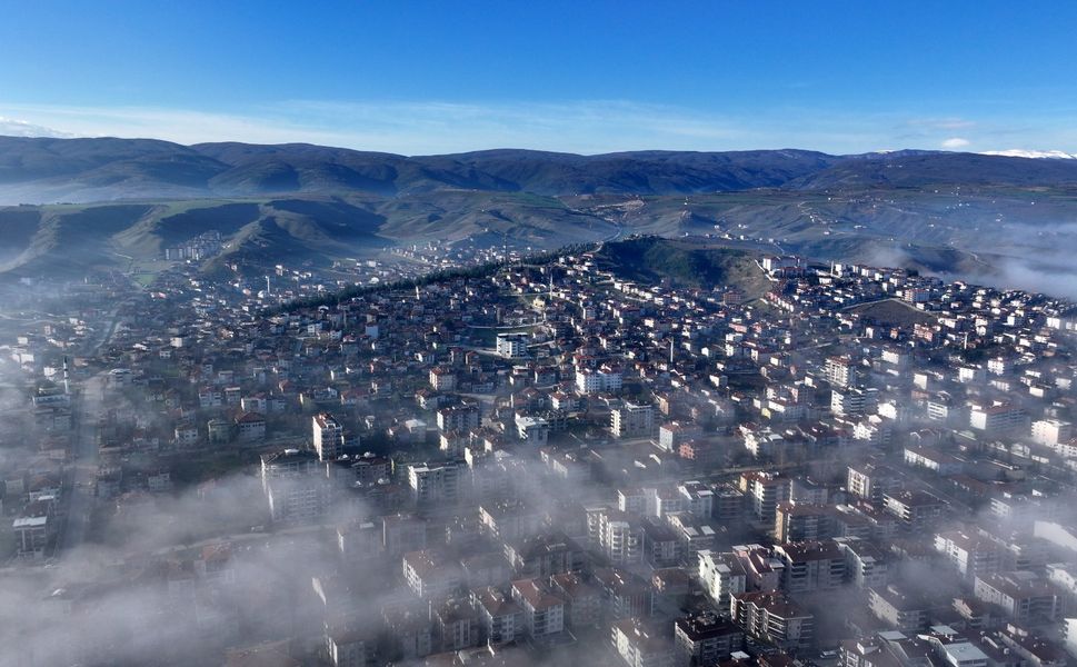 Erbaa’da Görsel Şölen: Şehir Sis Bulutlarının Altında Kaldı!