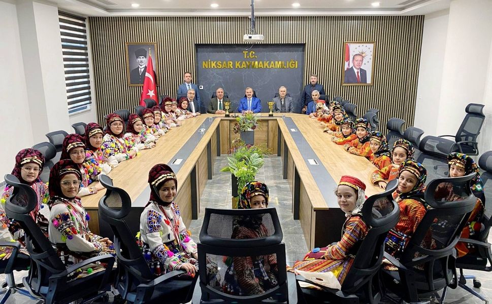 Genç Folklorcular Kaymakam Perçi’yi Ziyaret Etti